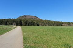 Hausen Weg zum Lochenstein