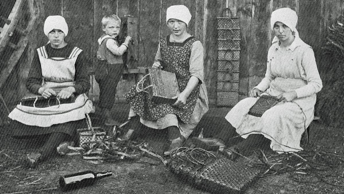 Kinder bei der Strohtaschenherstellung