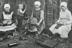 Kinder bei der Strohtaschenherstellung