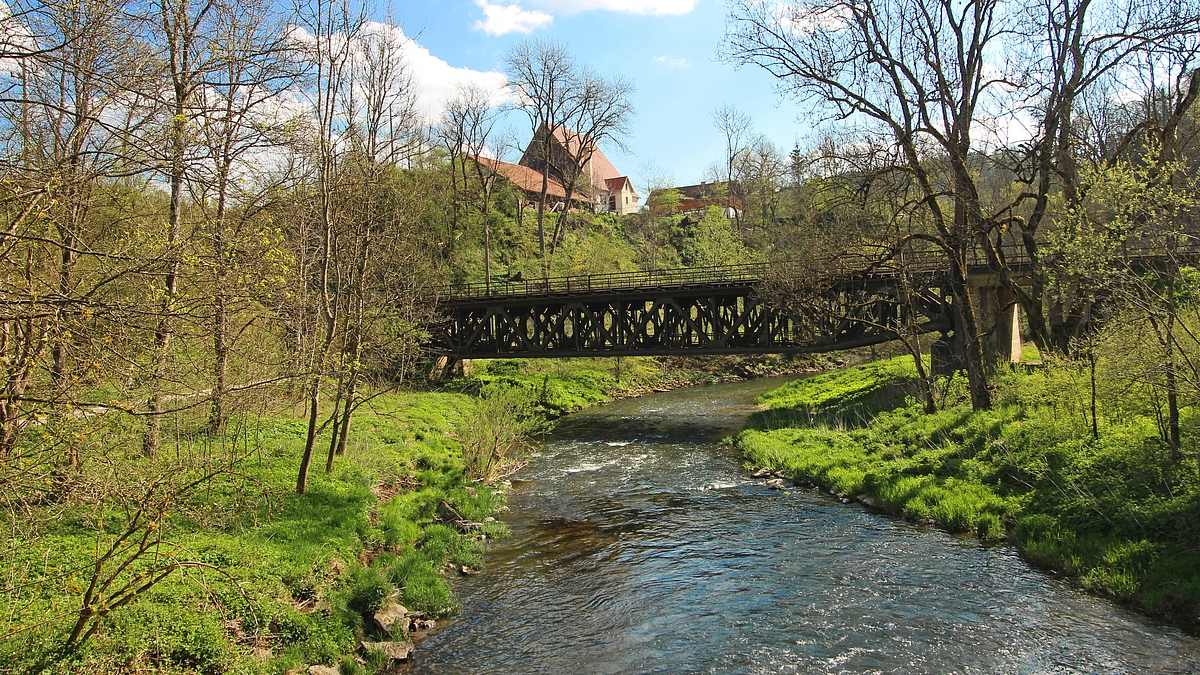 Neckartal und Eisenbahnbrücke