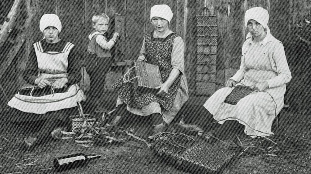 Kinder stellen Strohtaschen her